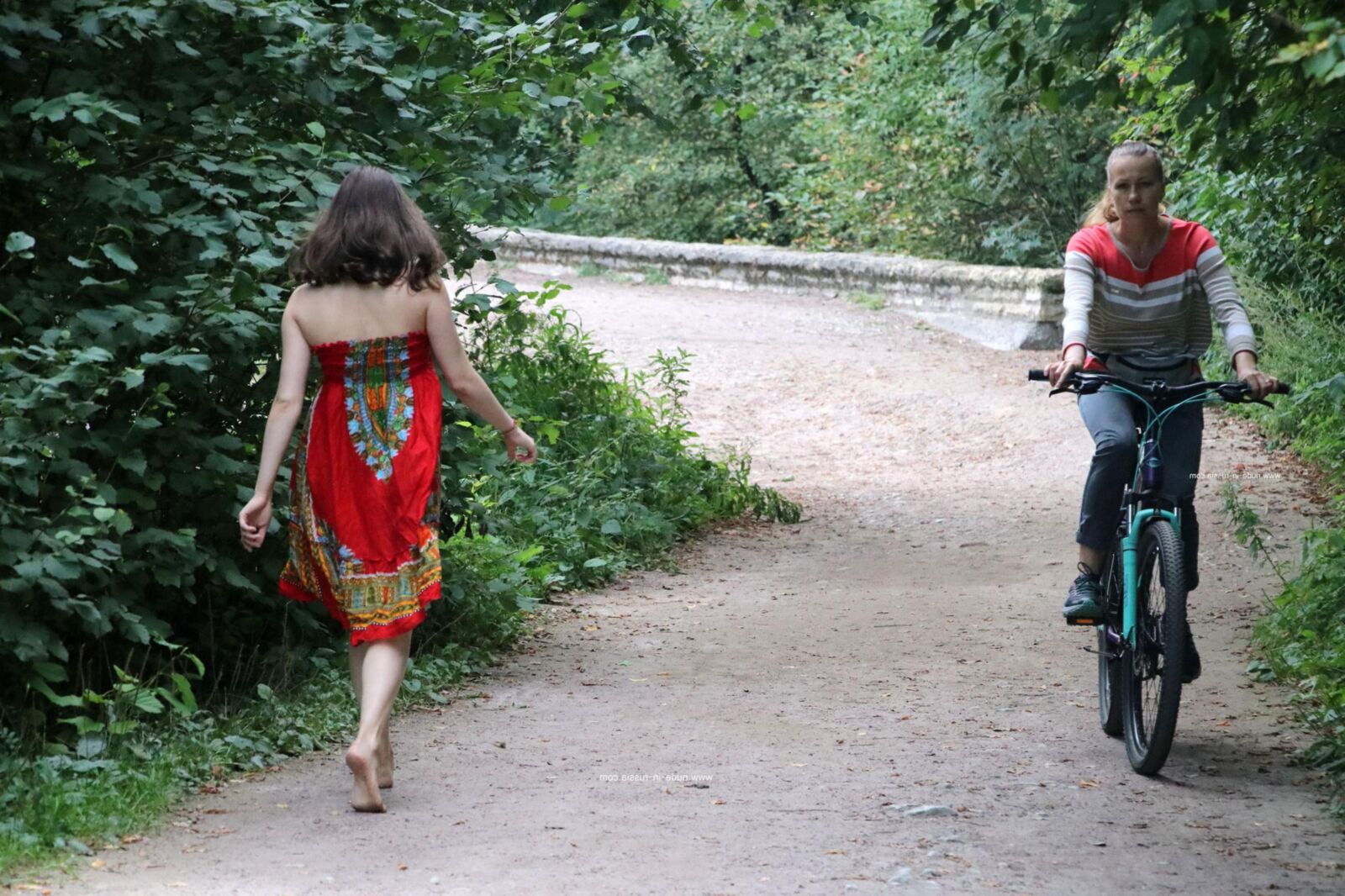 Eliza Nude in a public park