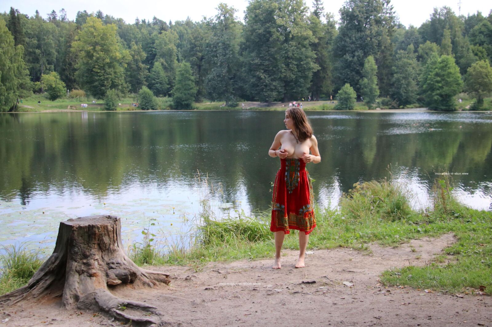 Eliza Nude in a public park