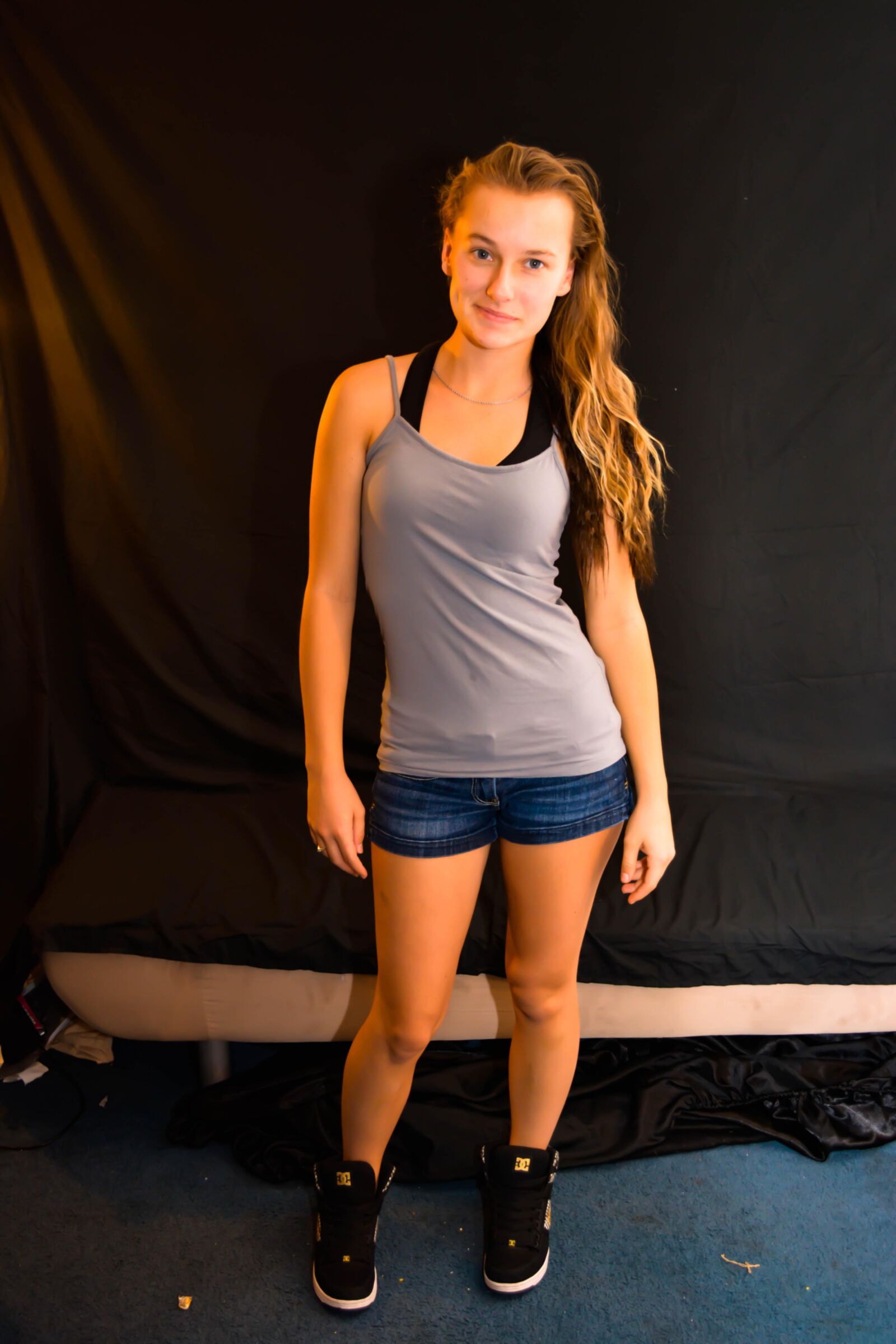 Amateur girl solo ()