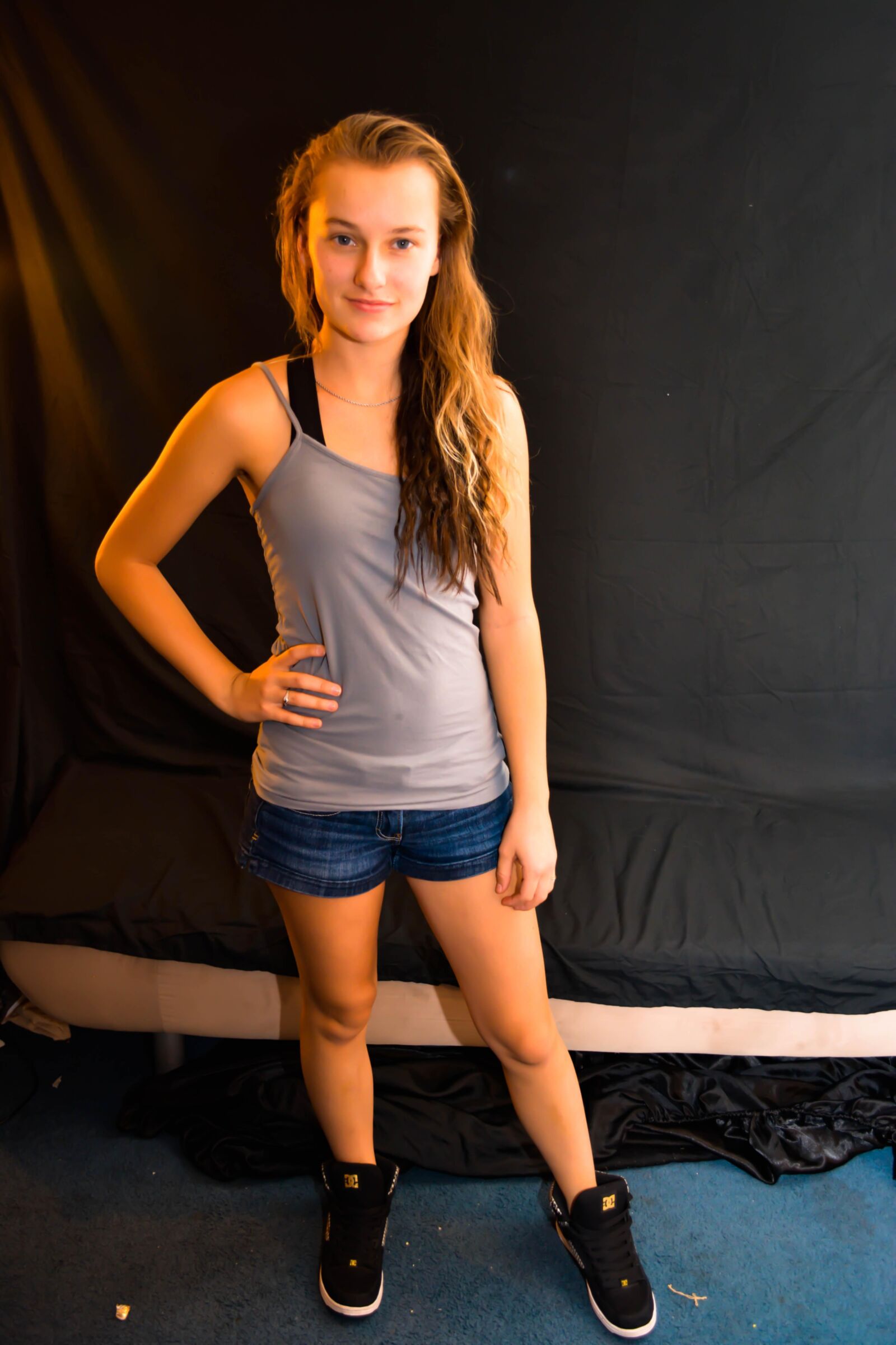 Amateur girl solo ()