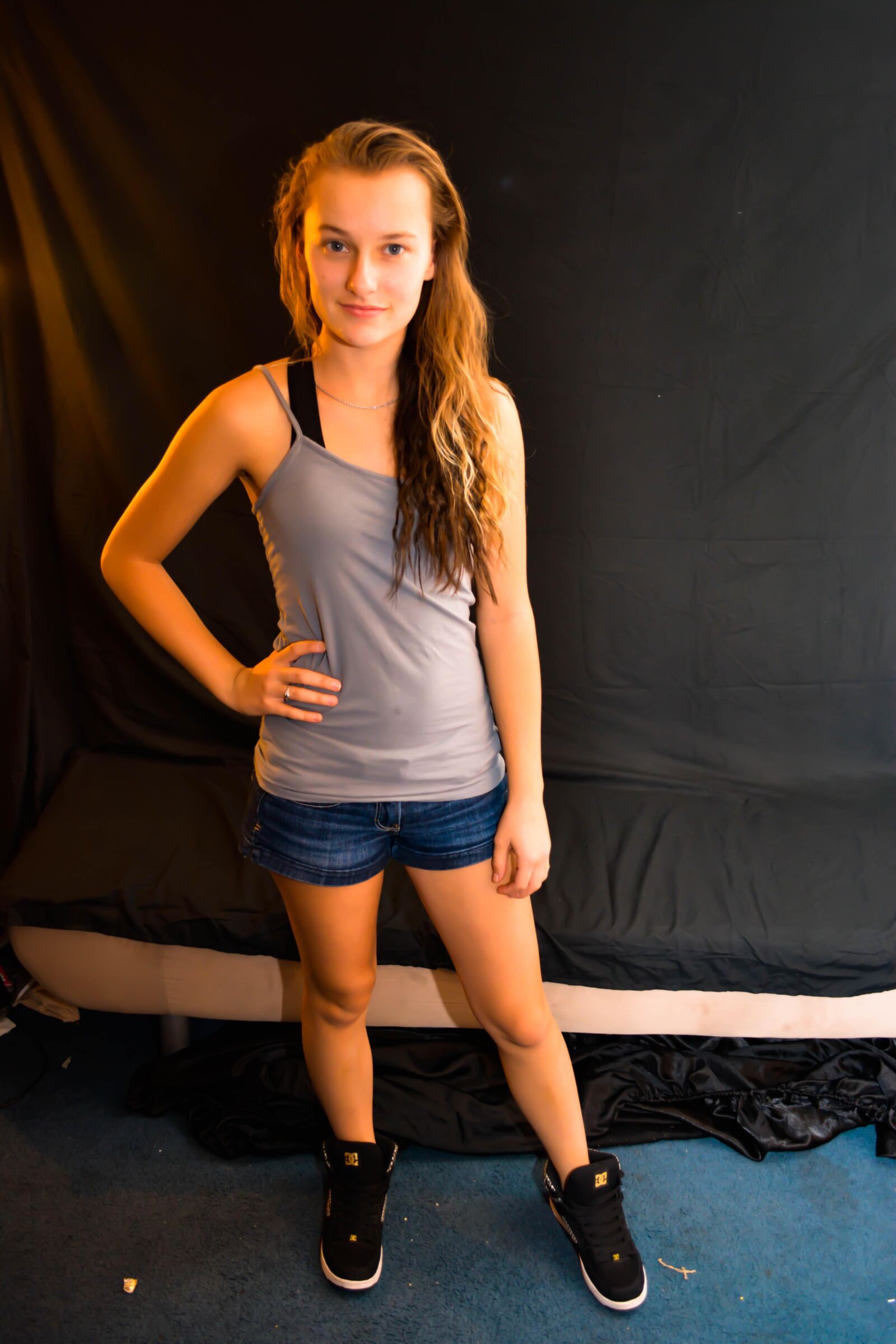 Amateur girl solo ()