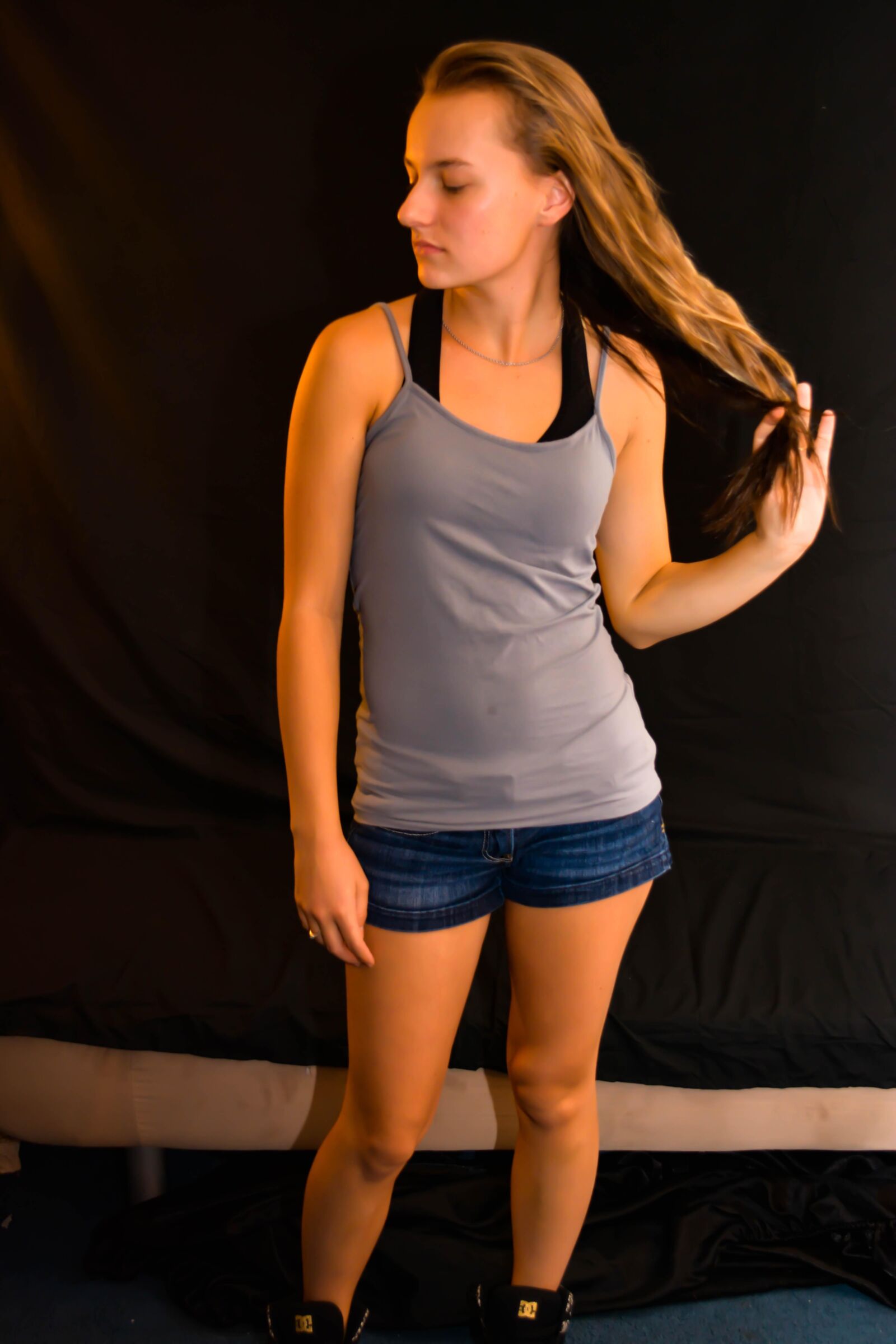 Amateur girl solo ()