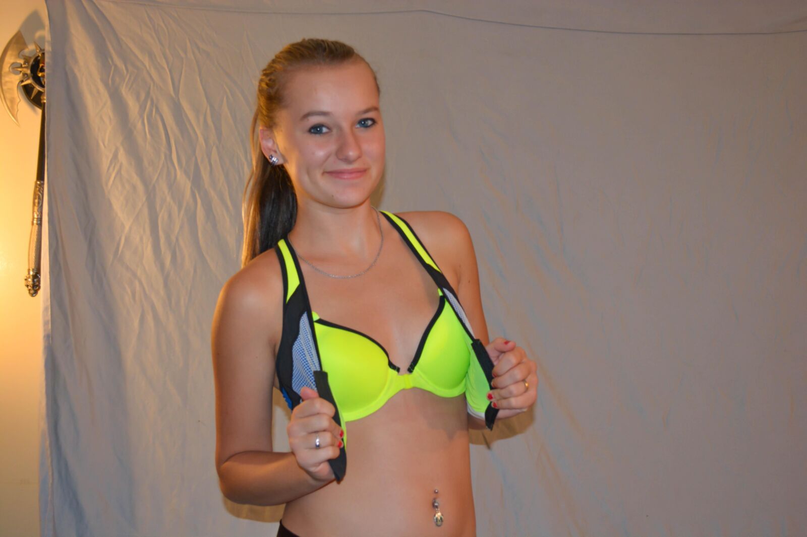 Amateur girl solo ()