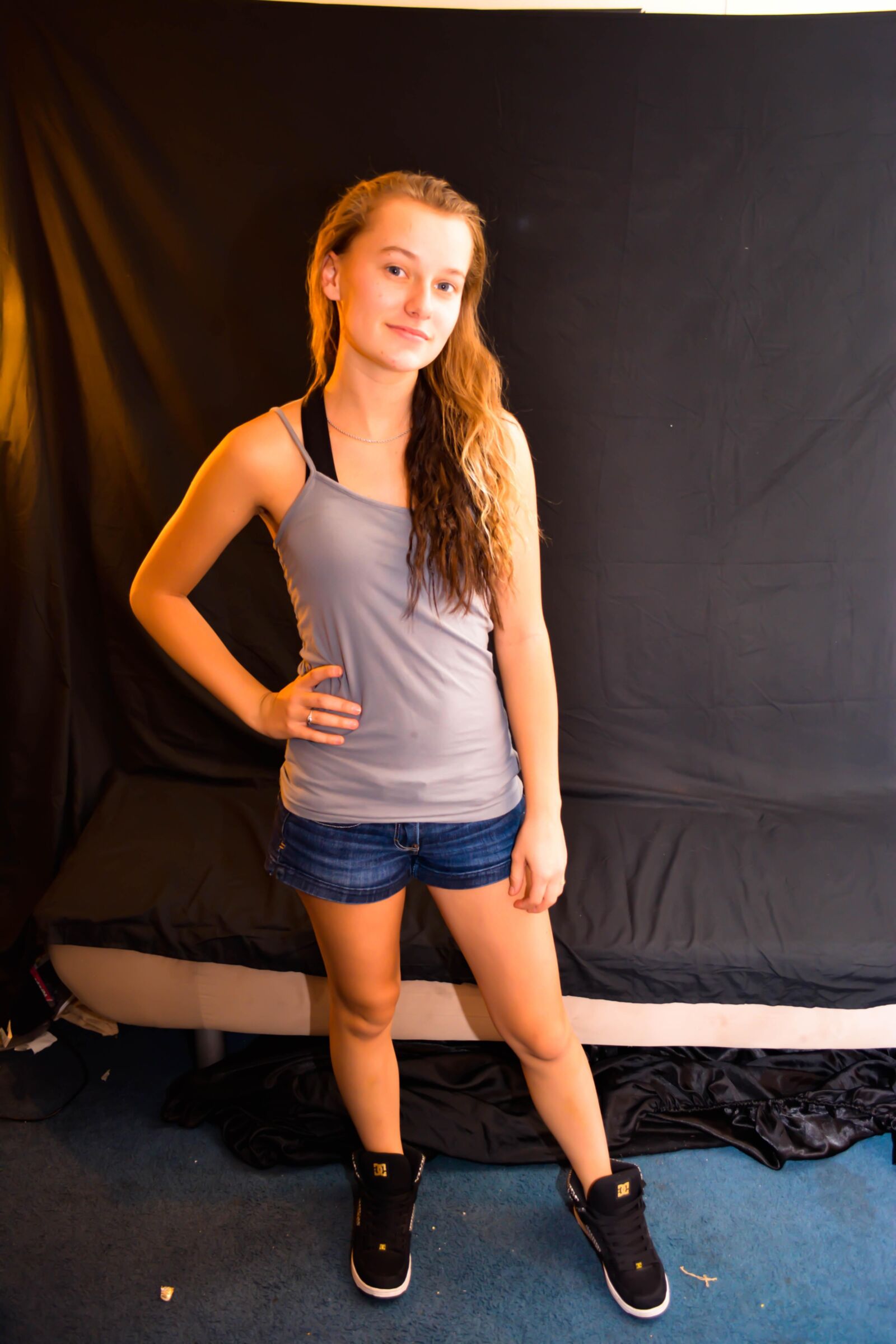 Amateur girl solo ()