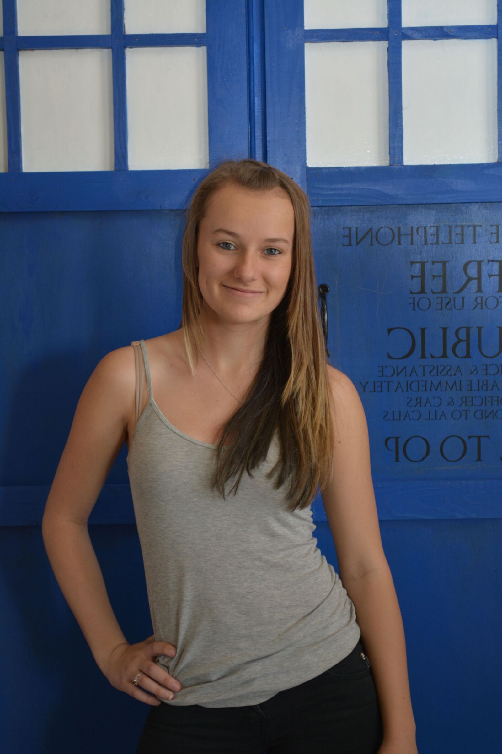Amateur girl solo ()