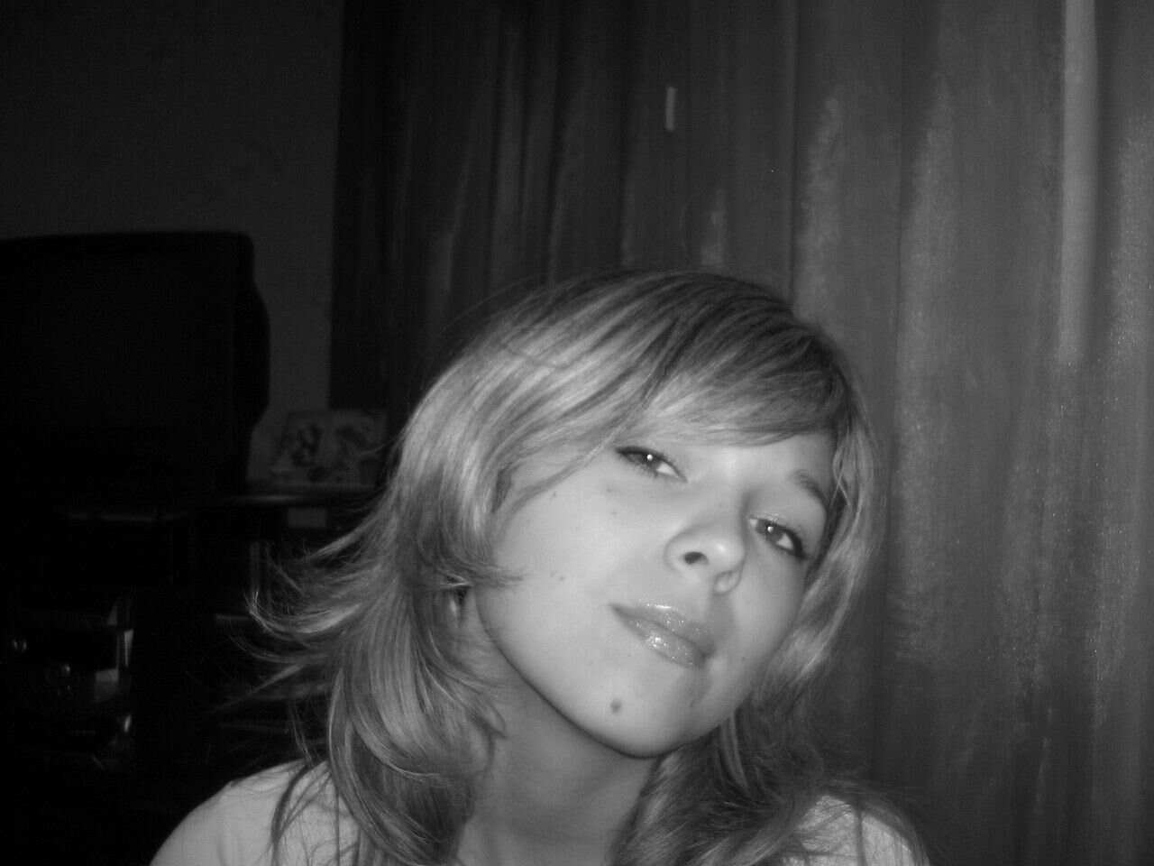 Chica amateur sola ()