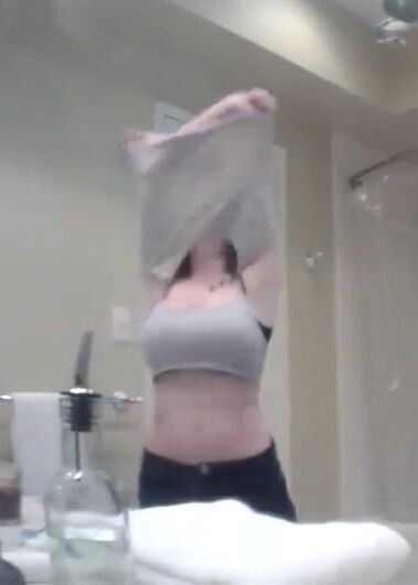 Cam en el baño de mi mejor amiga hermana