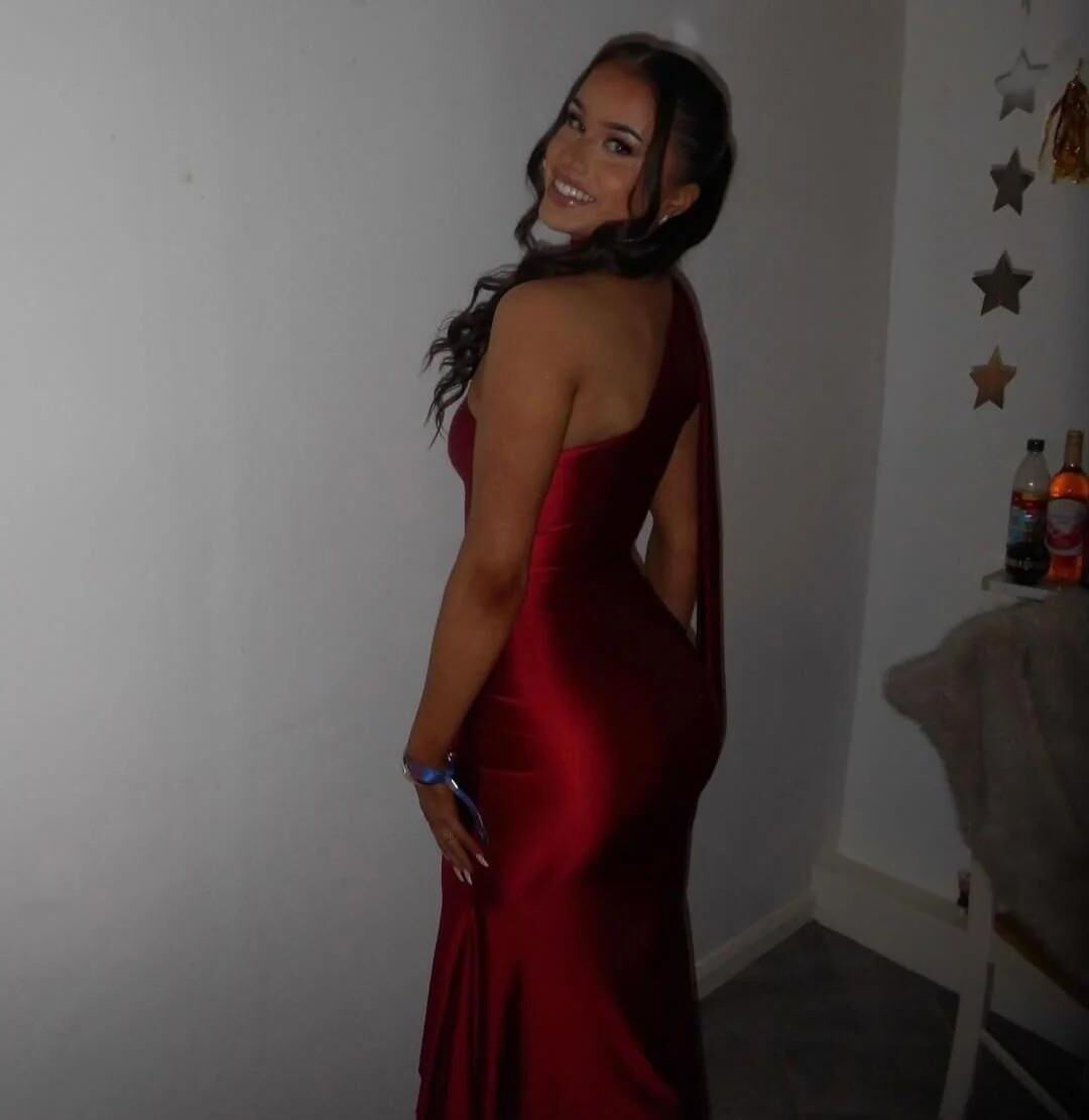 Girls in Red 