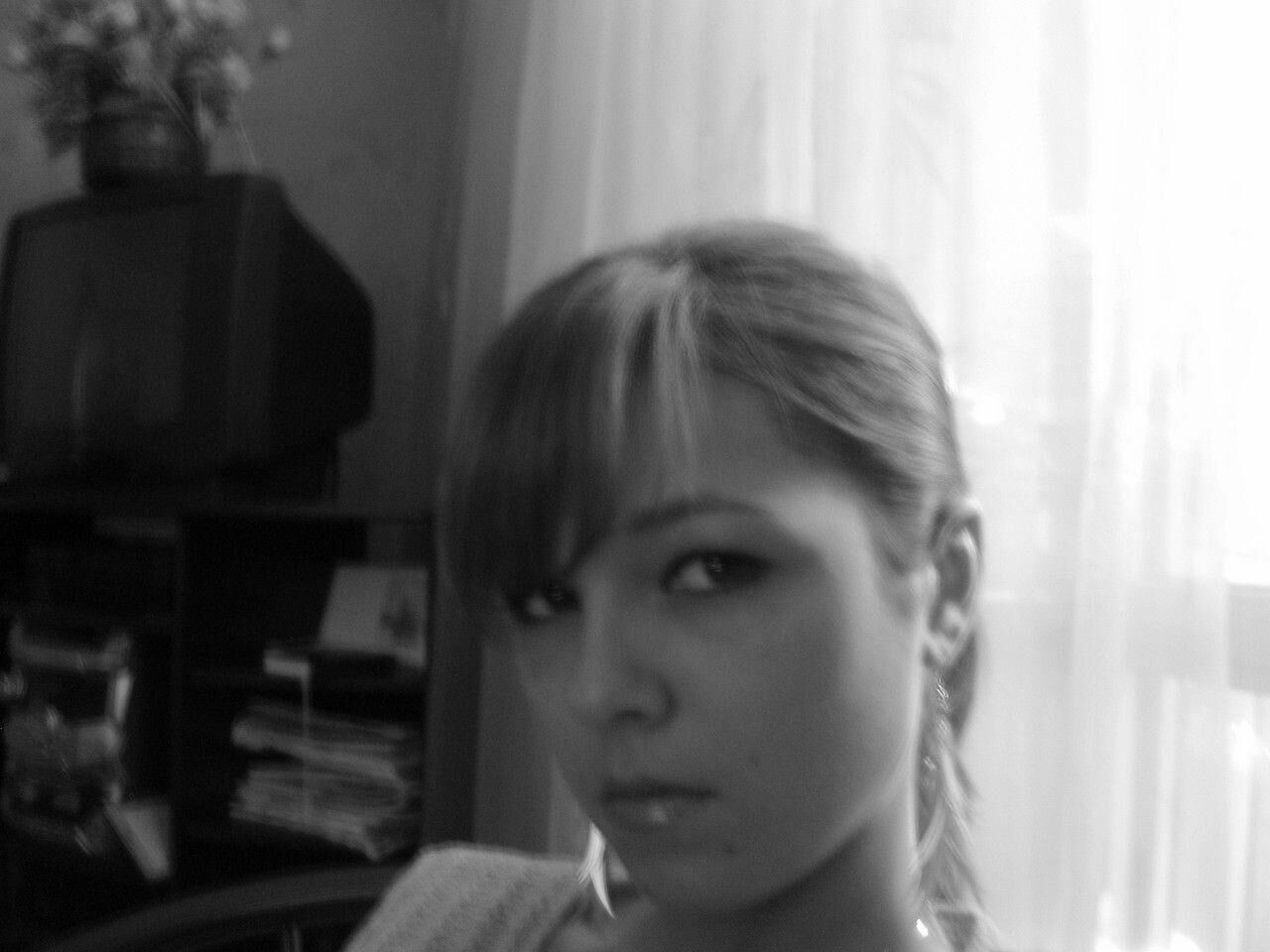 Chica amateur sola ()
