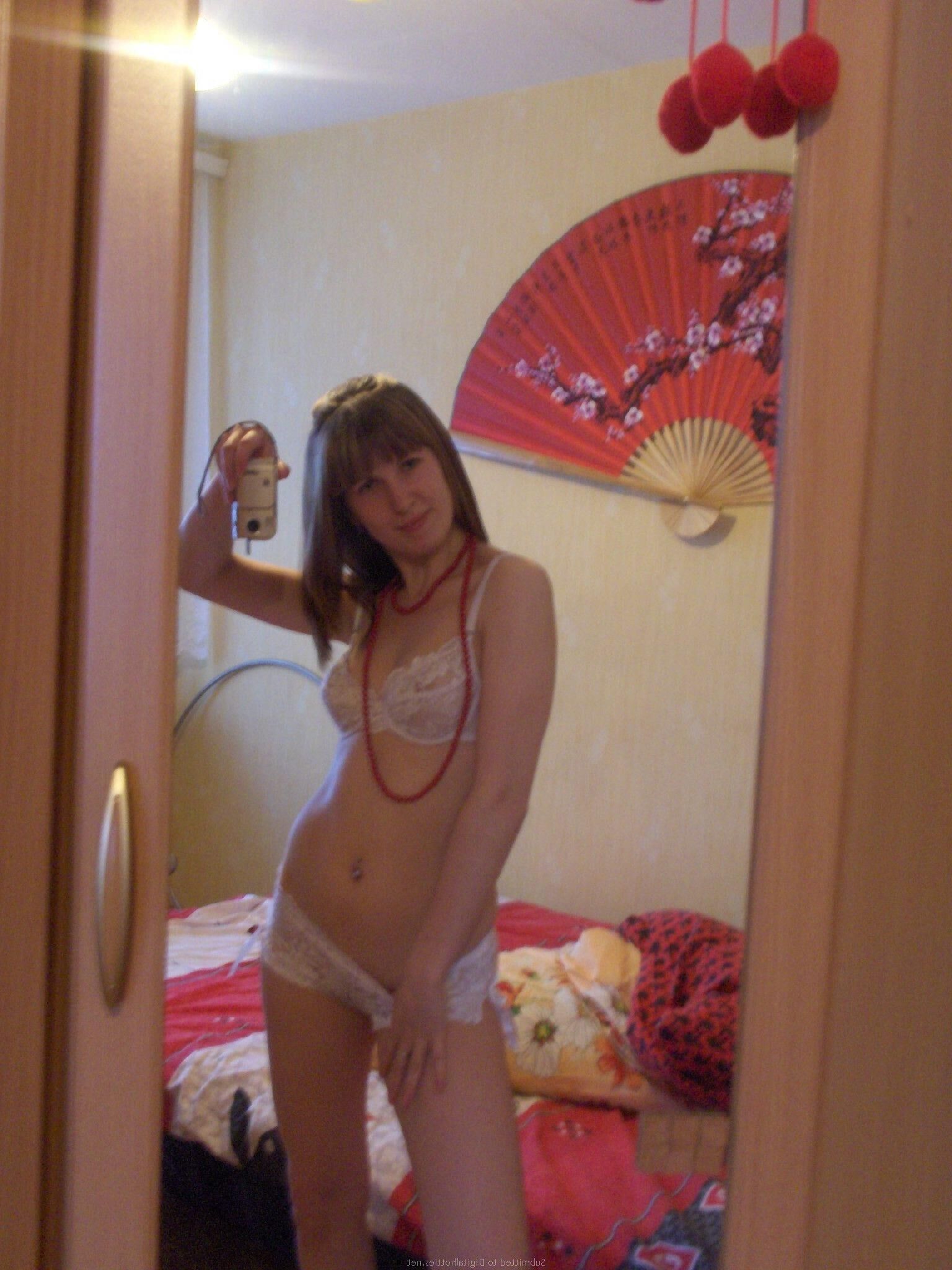 Chica amateur sola ()
