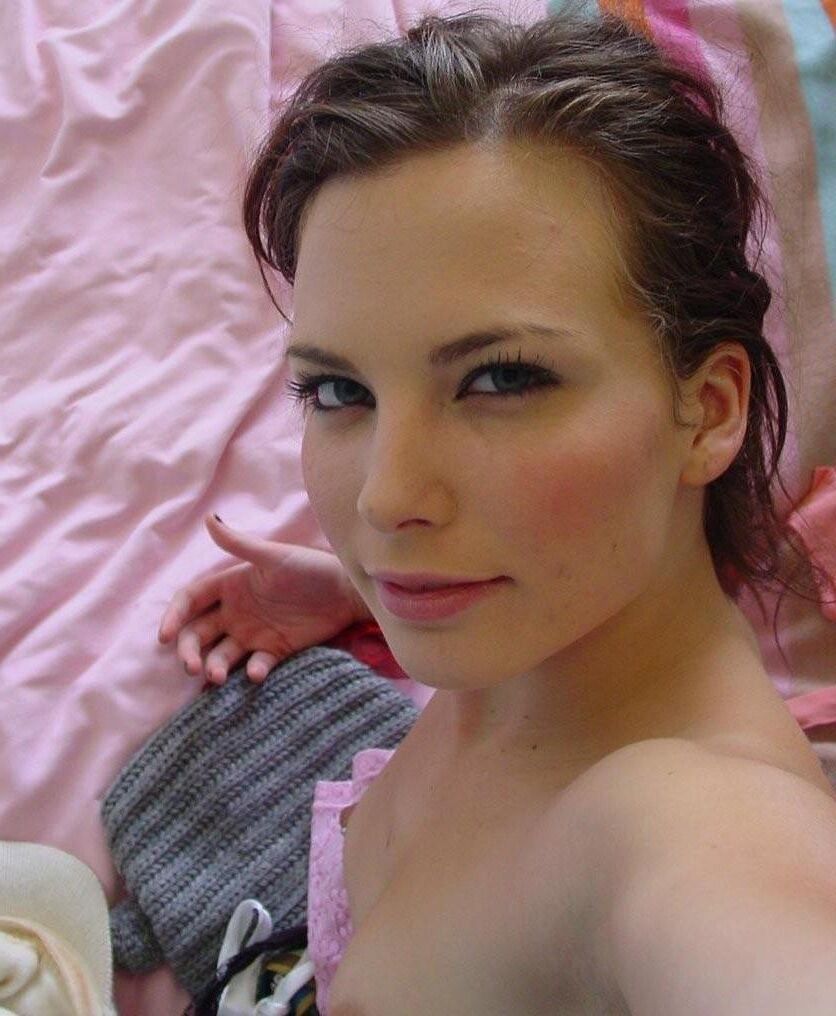 Chica amateur sola ()