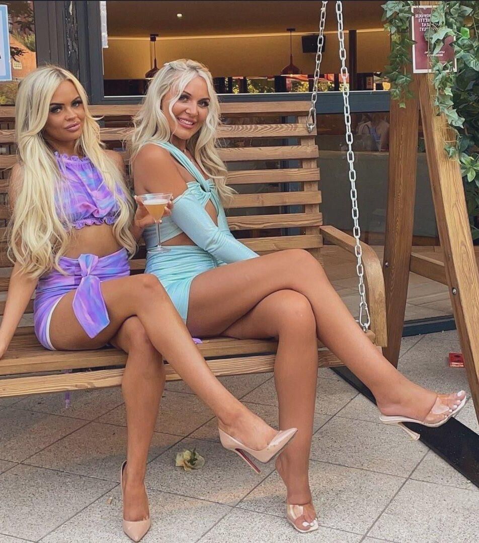 Blonde Left or Right 