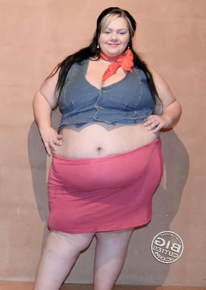 Large Women in Dresses and Skirts