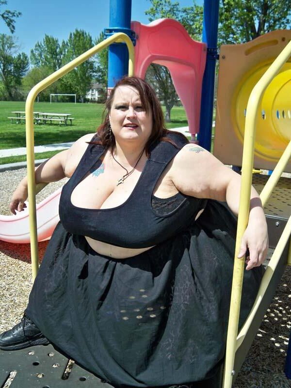 Large Women in Dresses and Skirts