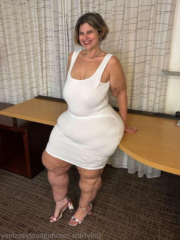 Large Women in Dresses and Skirts