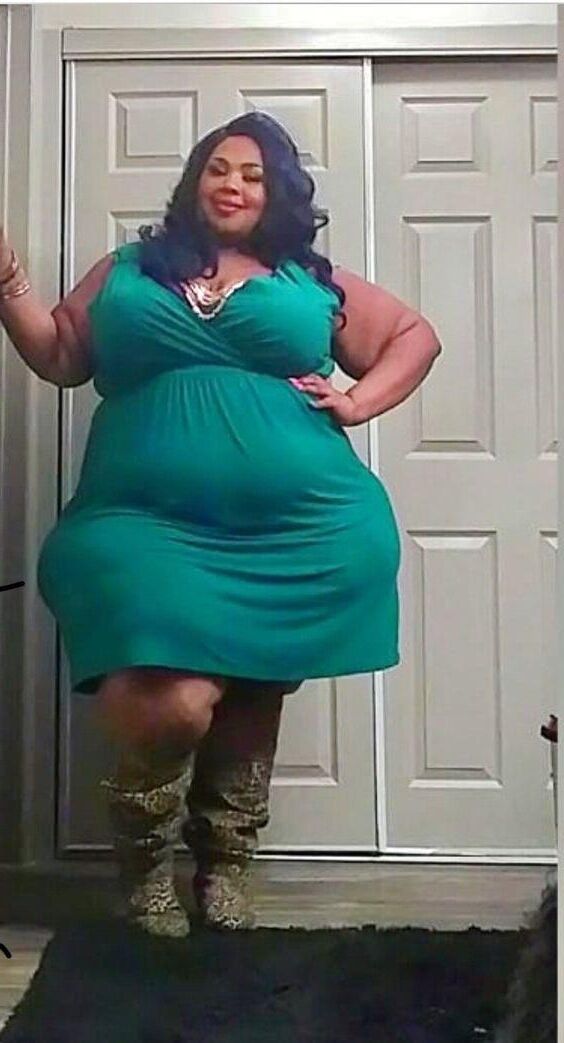 Large Women in Dresses and Skirts