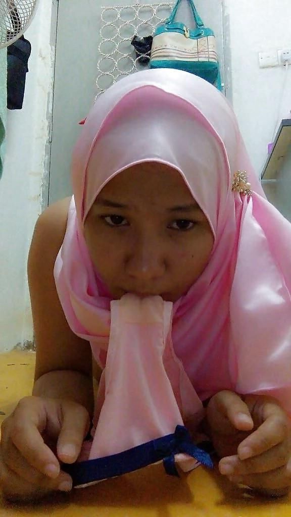 Adolescente de hijab indonesio siendo travieso