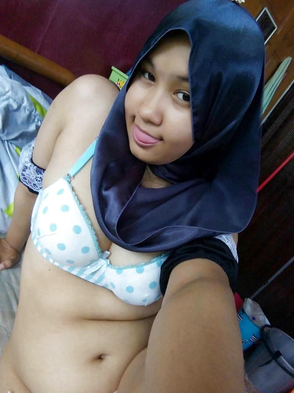 Adolescente de hijab indonesio siendo travieso