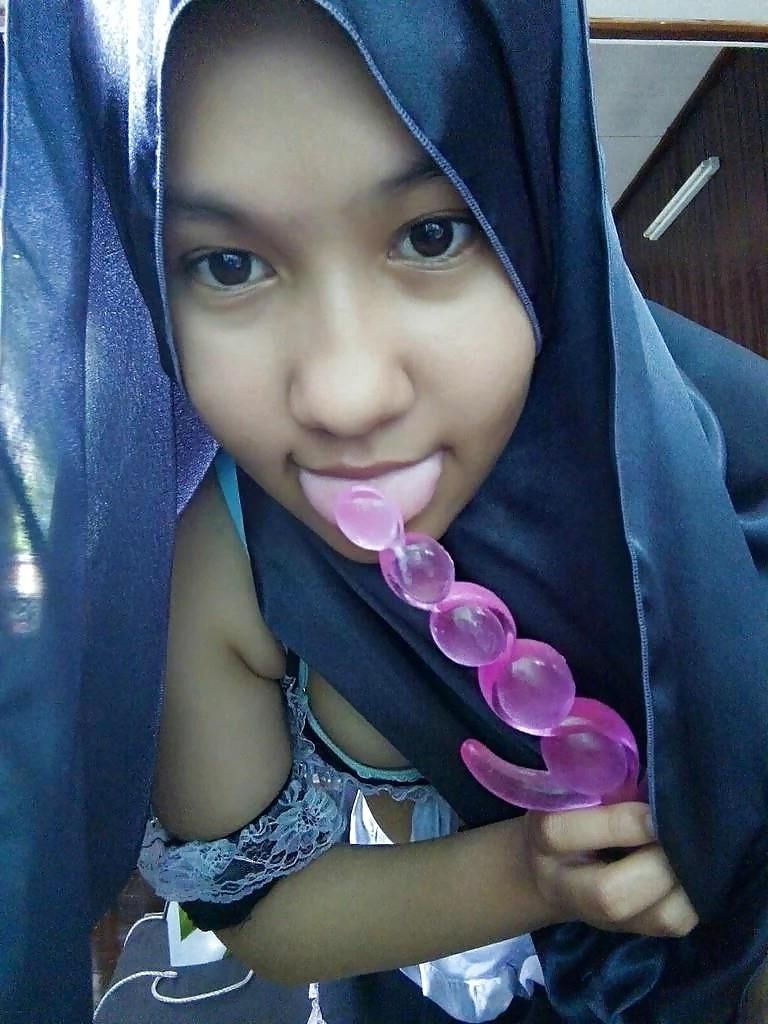 Adolescente de hijab indonesio siendo travieso