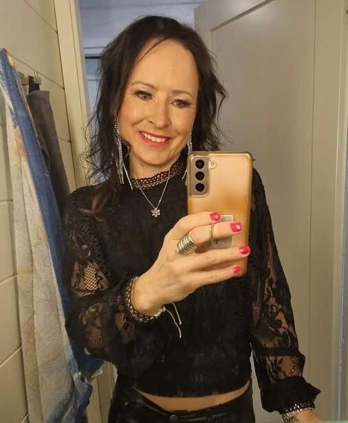 Wank Queen (MILF)