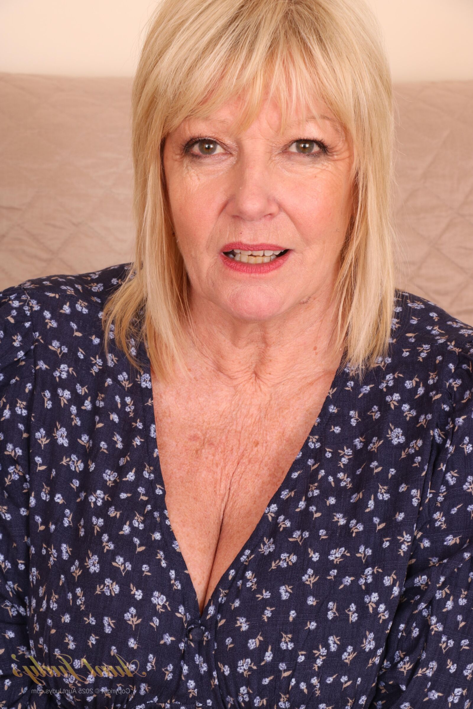 Amy Goodhead Yo Gilf Housewife juega en medias para ti