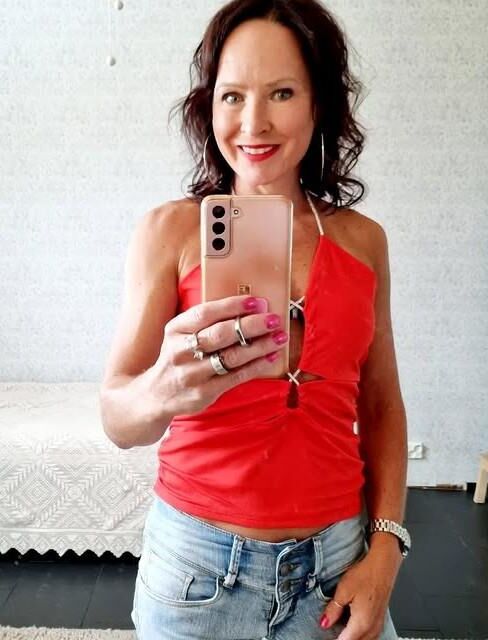 Wank Queen (MILF)