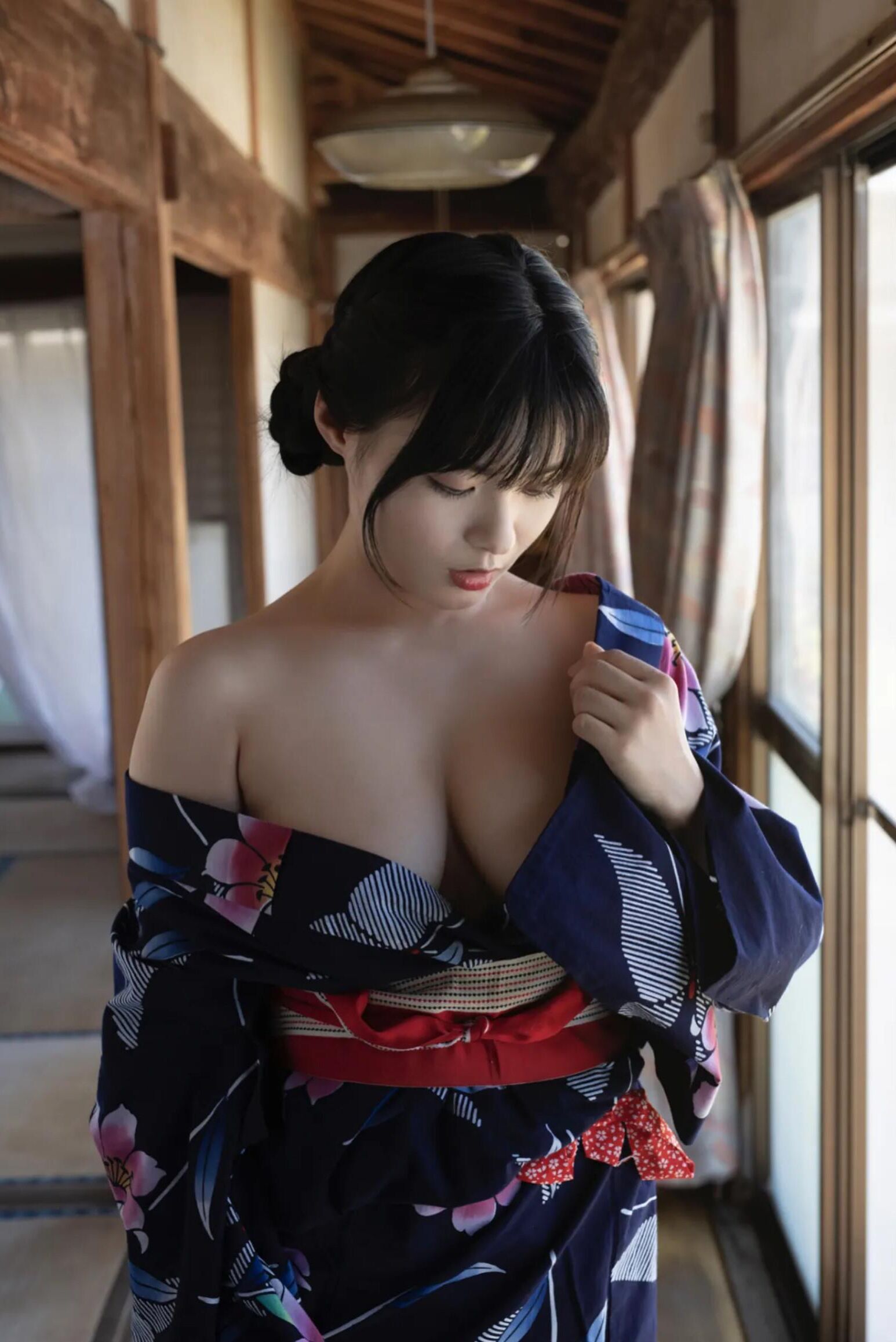 Mizuki Hoshina tira seu yukata