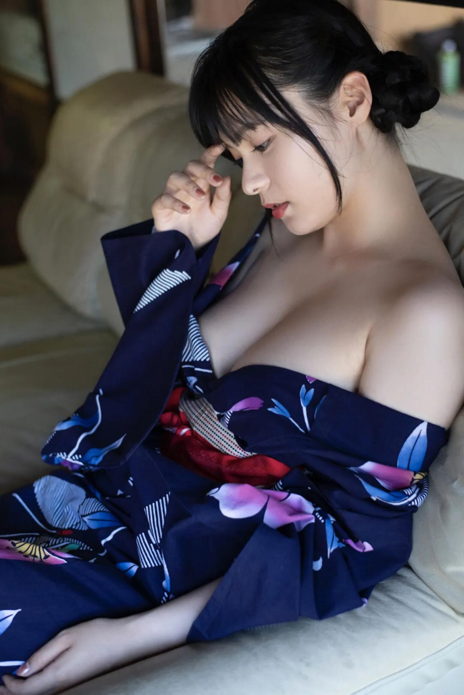 Mizuki Hoshina tira seu yukata