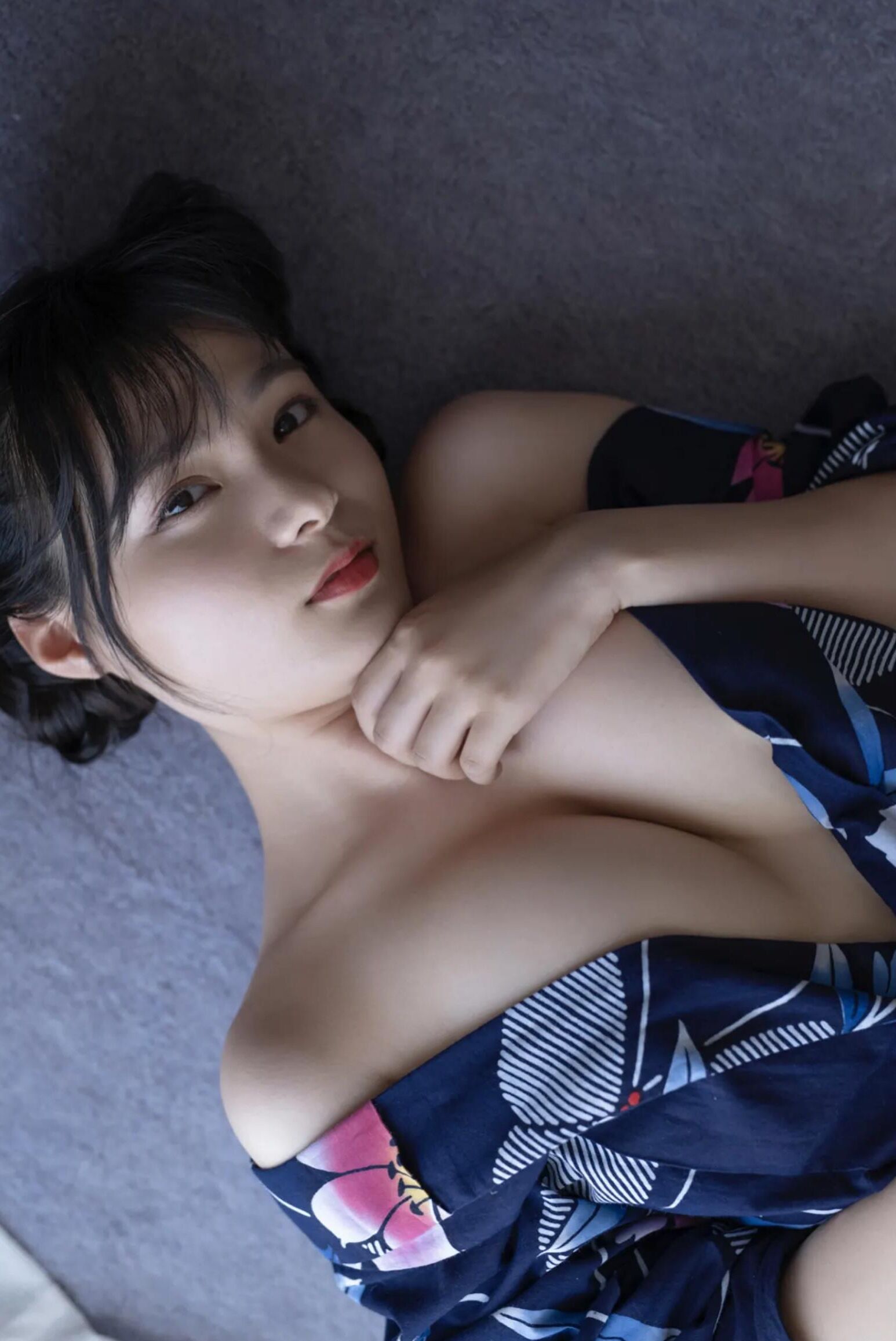 Mizuki Hoshina tira seu yukata