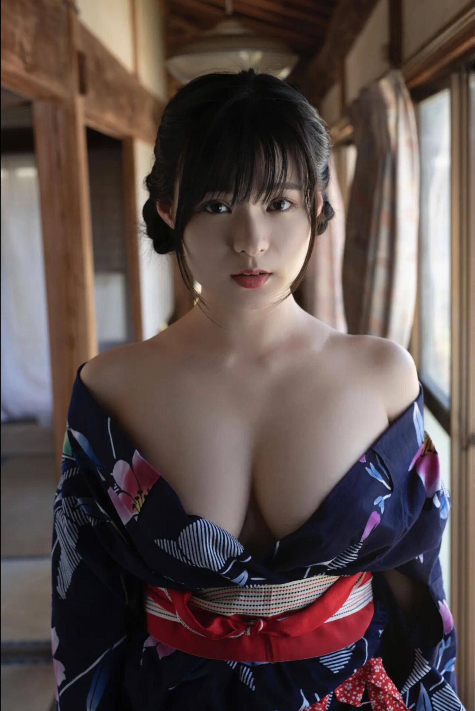 Mizuki Hoshina tira seu yukata