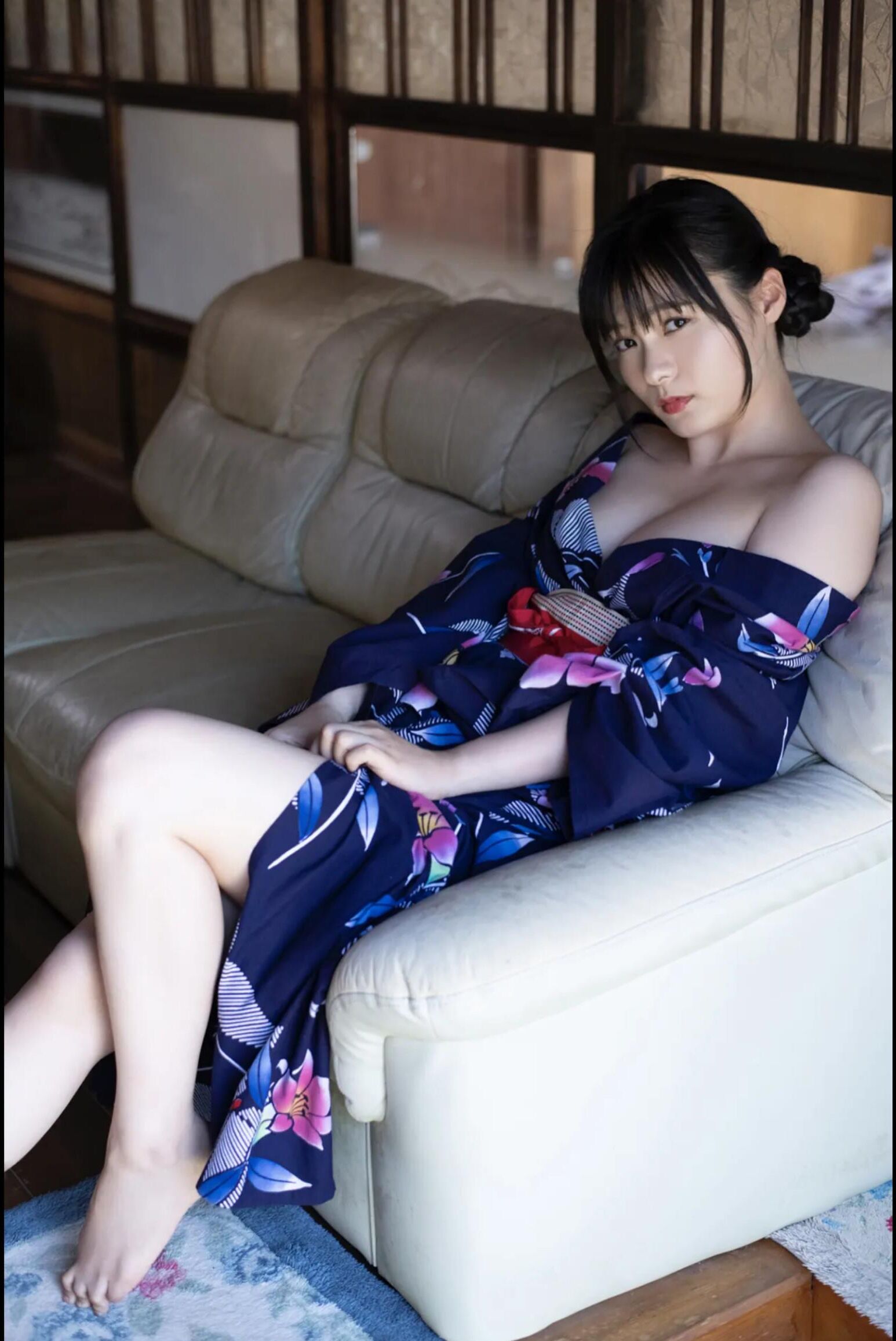 Mizuki Hoshina tira seu yukata