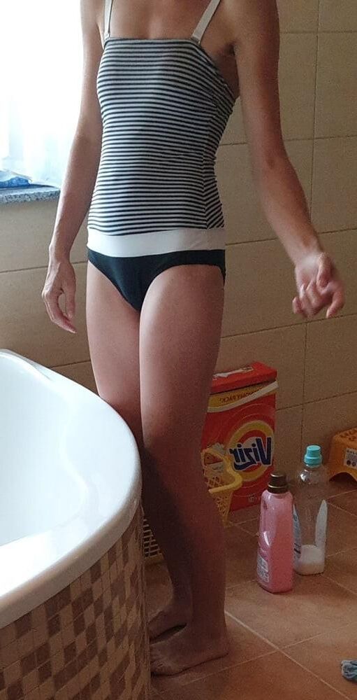 黒い水着のスキニーポーランドのネットの痴女マジャ