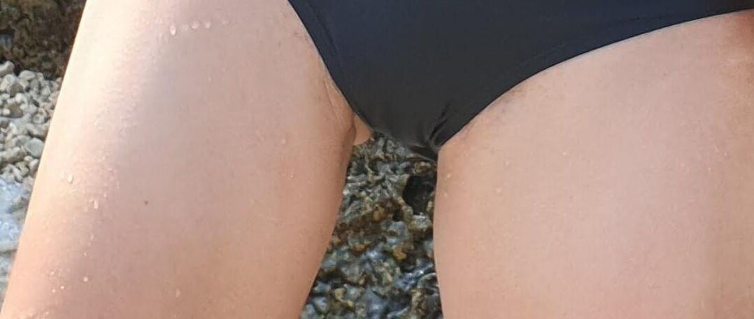 黒い水着のスキニーポーランドのネットの痴女マジャ