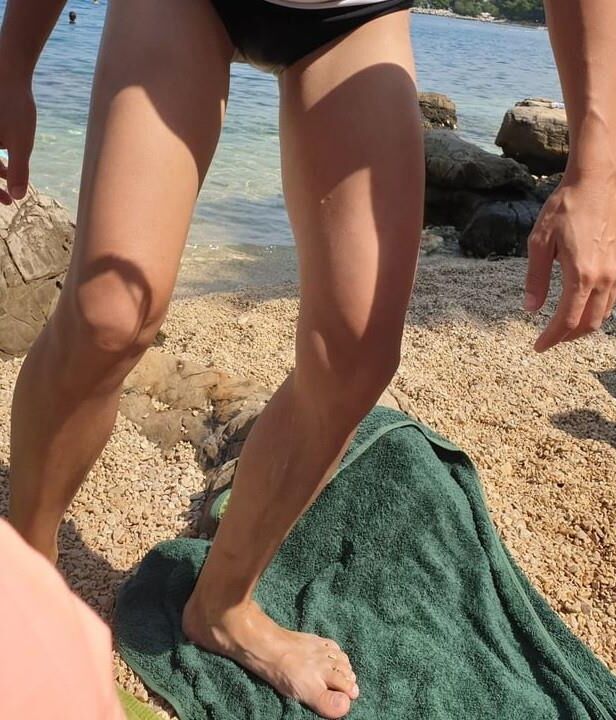黒い水着のスキニーポーランドのネットの痴女マジャ
