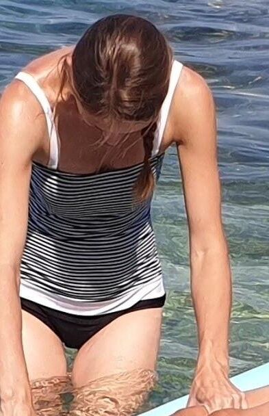 黒い水着のスキニーポーランドのネットの痴女マジャ