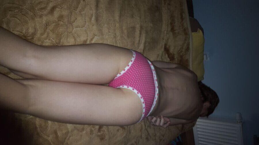 Skinny Polonny Polish Slut Maja K. Em cueca rosa Polkadot
