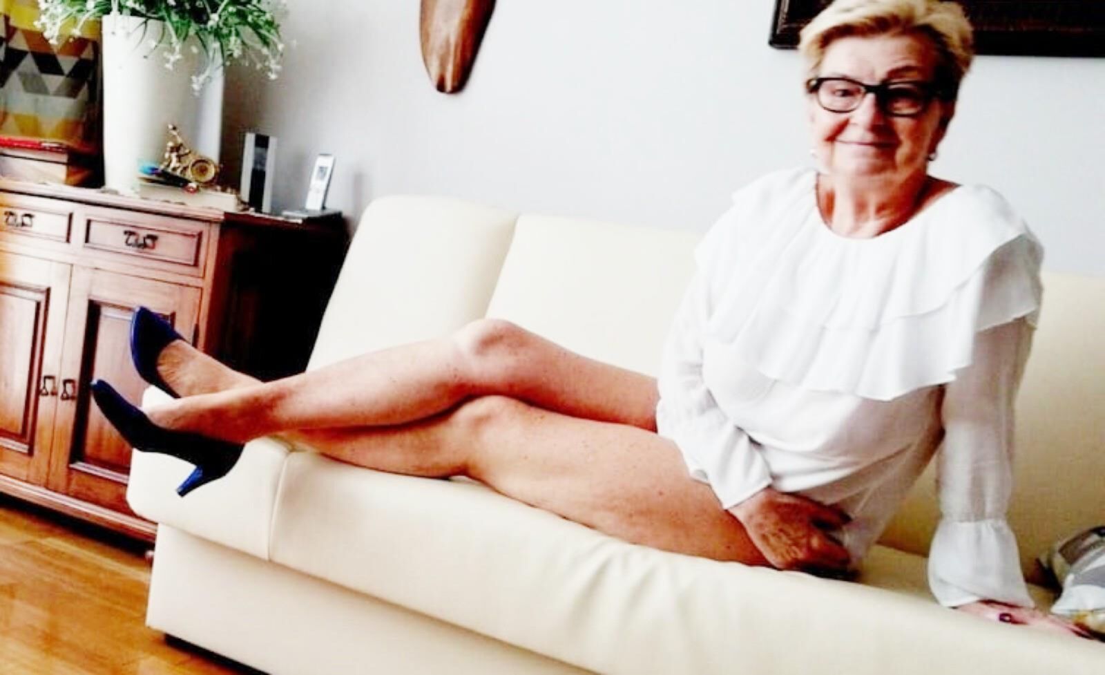 Anciãos glamourosos fazem a pose de cruz clássica