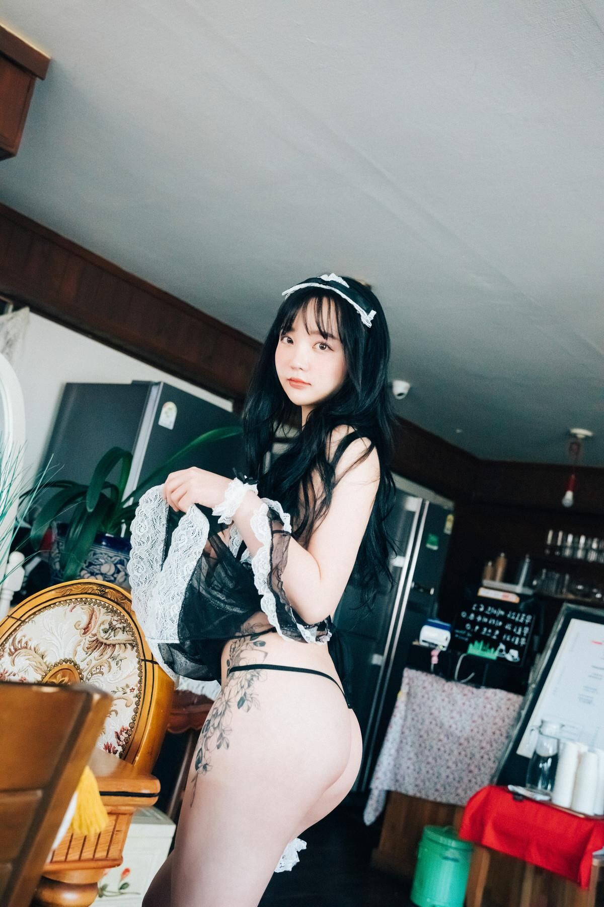 Son Yeeun Loozy Fetish Cafe