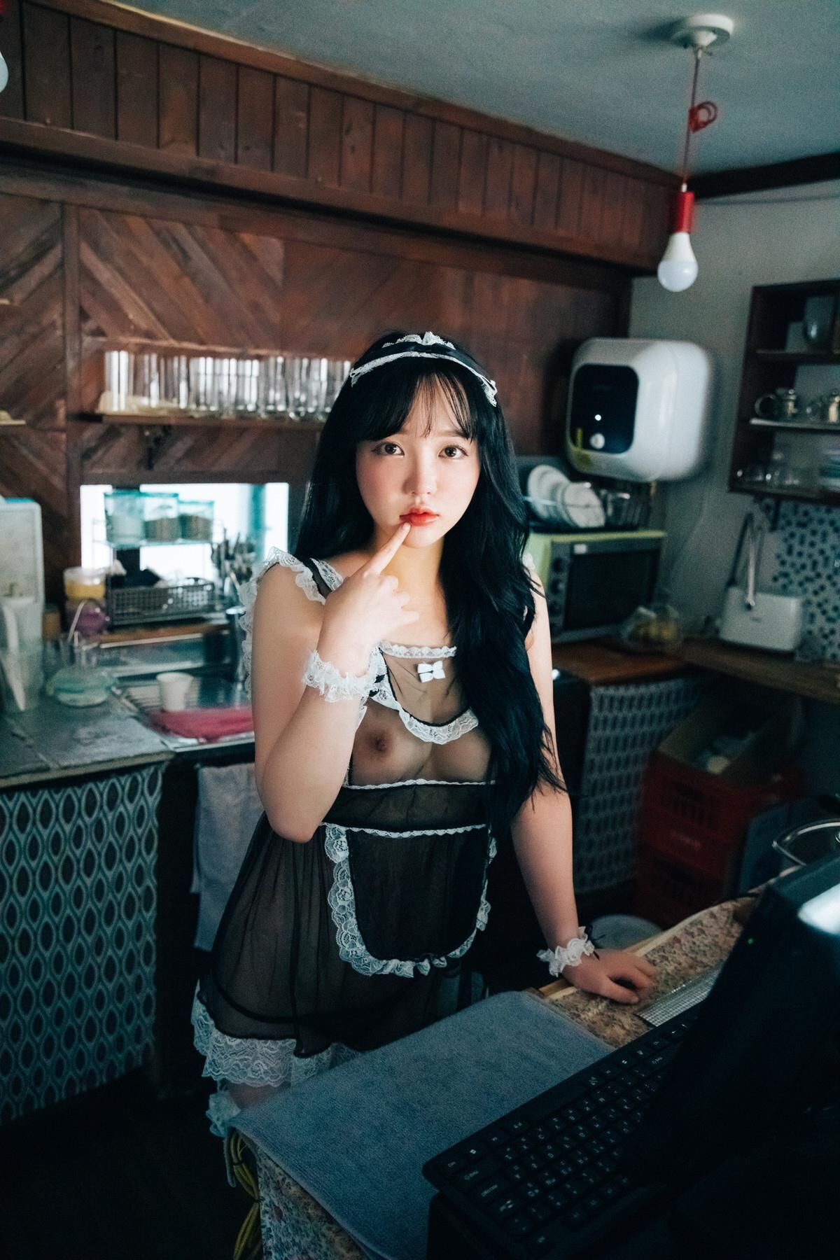 Son Yeeun Loozy Fetish Cafe