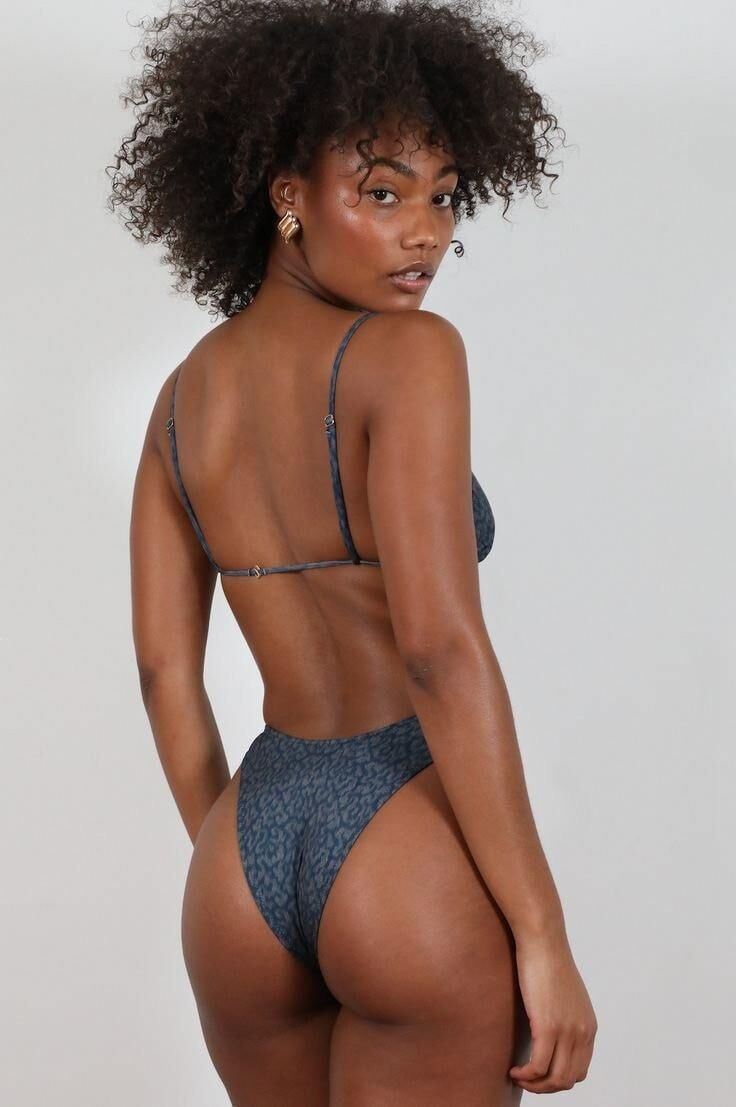 Ebony shoulders (upright postures)
