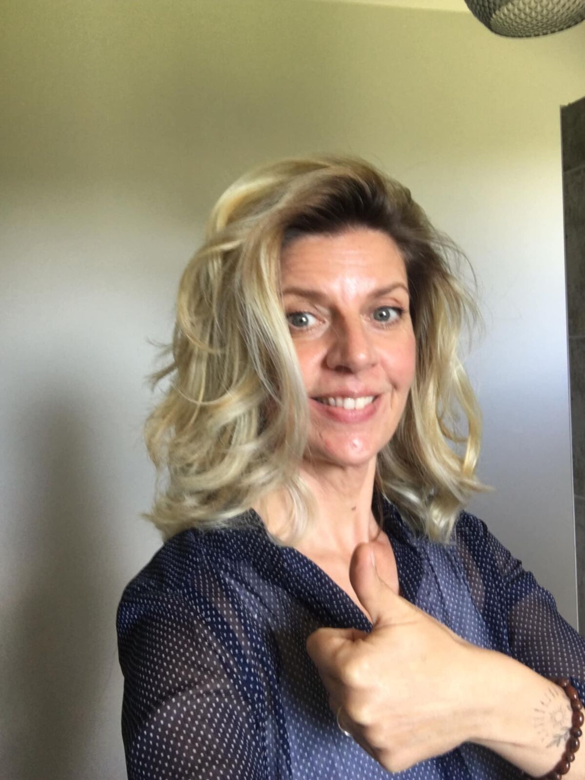 MARIE PIERRE DIT LA POUFFIASSE AU POUCE EN L'AIR