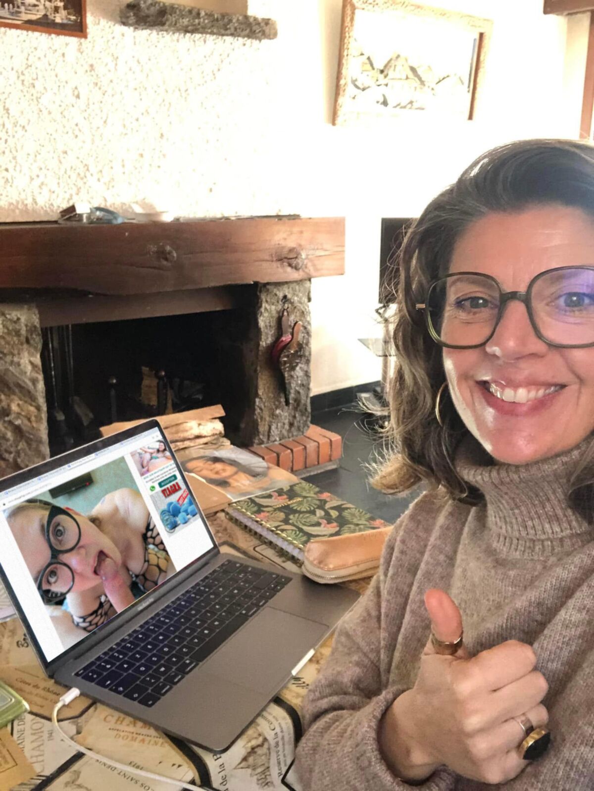 MARIE PIERRE DIT LA POUFFIASSE AU POUCE EN L'AIR
