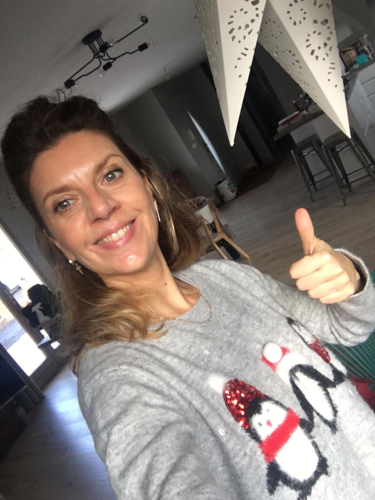 MARIE PIERRE DIT LA POUFFIASSE AU POUCE EN L'AIR