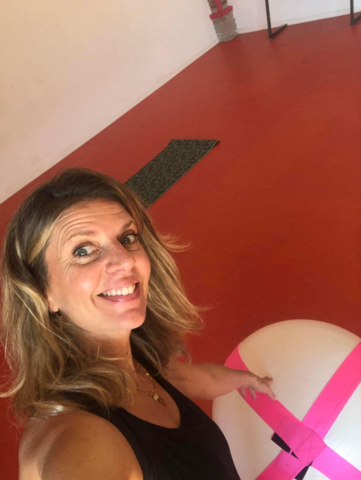 MARIE PIERRE DIT LA POUFFIASSE AU POUCE EN L'AIR
