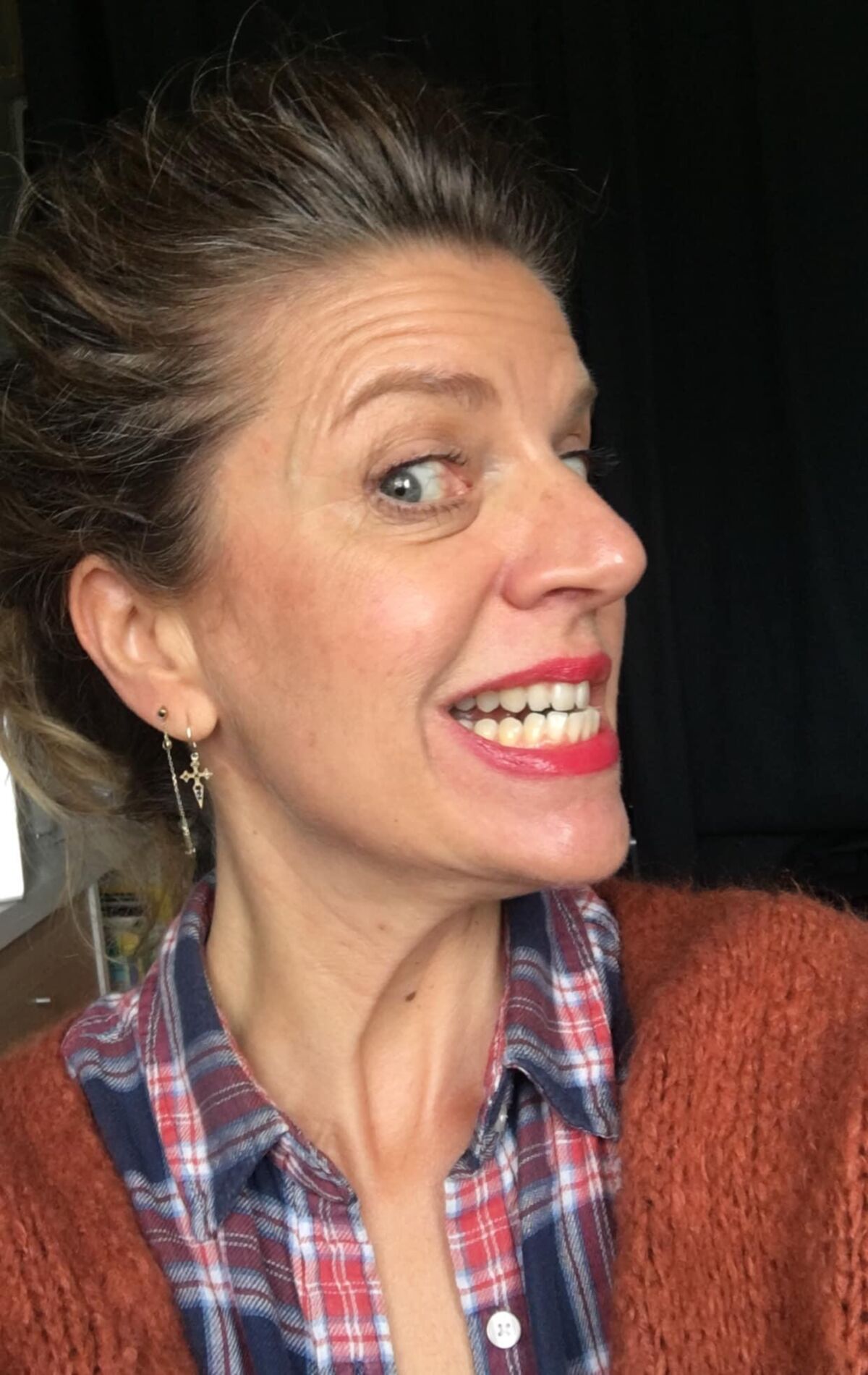 MARIE PIERRE DIT LA POUFFIASSE AU POUCE EN L'AIR
