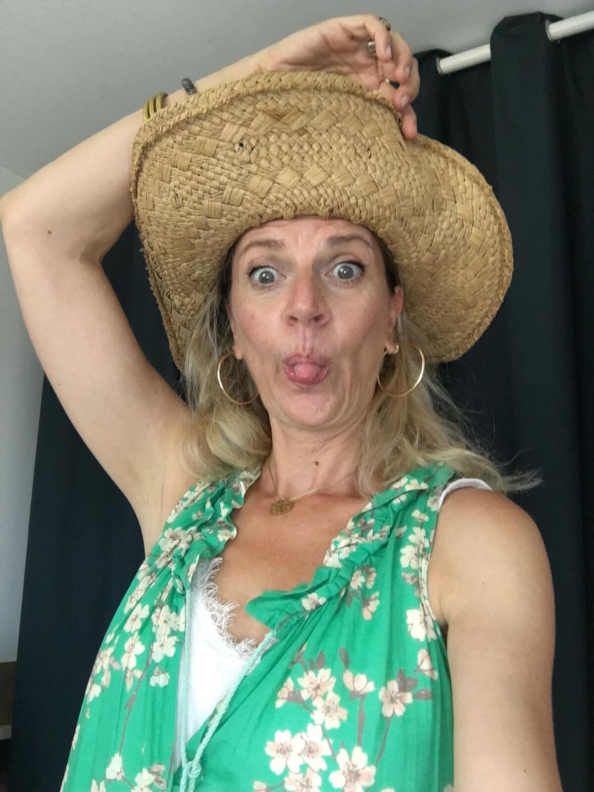 MARIE PIERRE DIT LA POUFFIASSE AU POUCE EN L'AIR