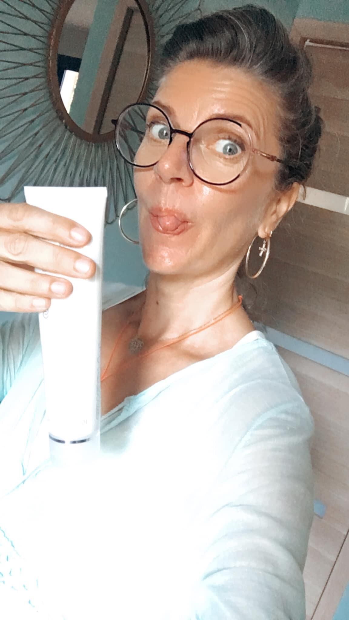 MARIE PIERRE DIT LA POUFFIASSE AU POUCE EN L'AIR