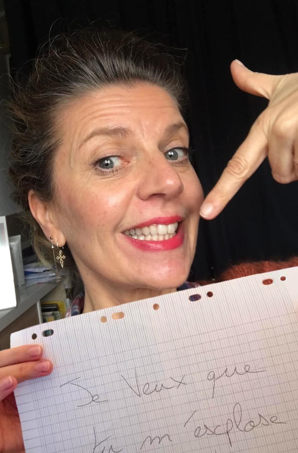 MARIE PIERRE DIT LA POUFFIASSE AU POUCE EN L'AIR