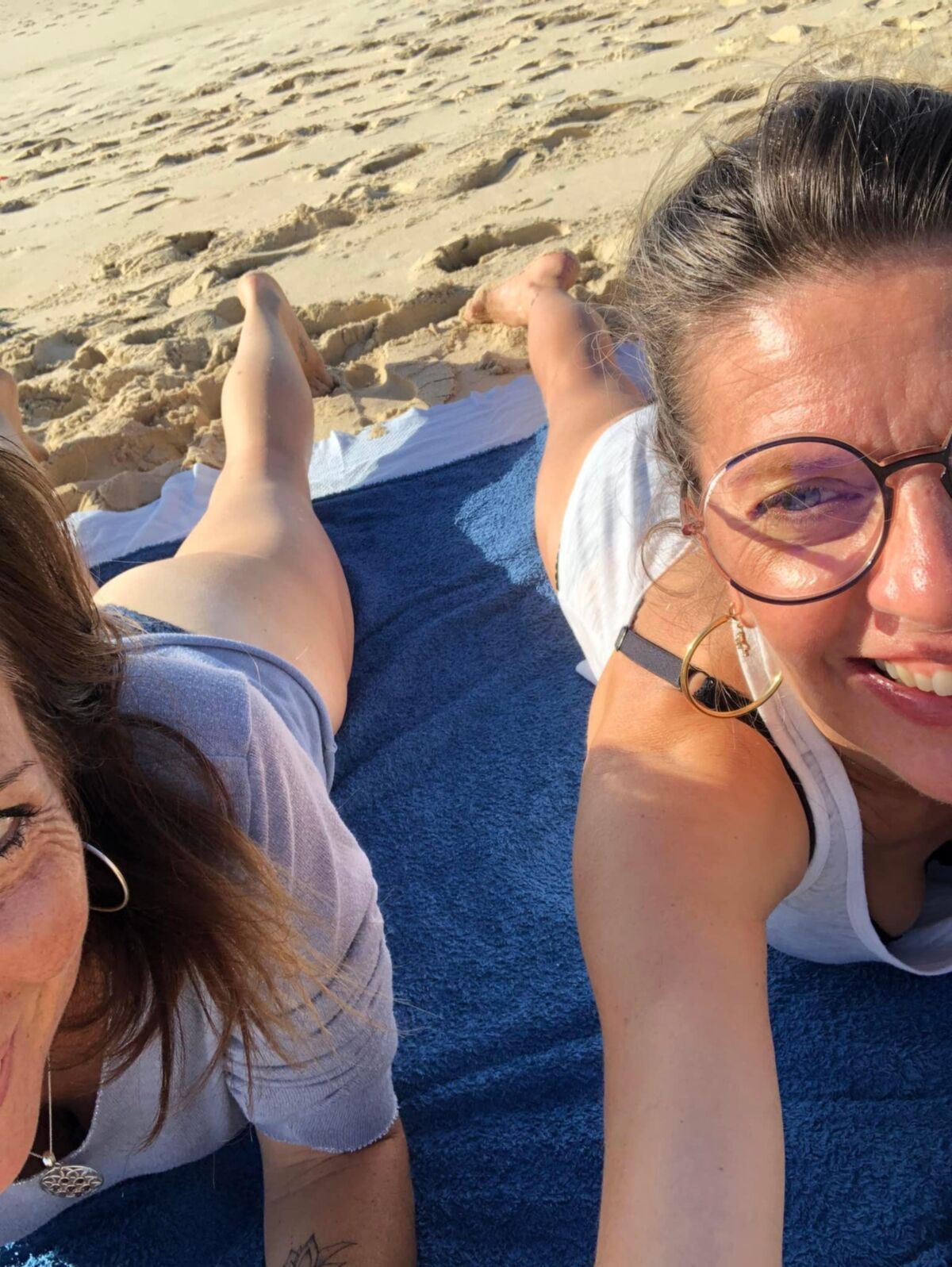 MARIE PIERRE DIT LA POUFFIASSE AU POUCE EN L'AIR