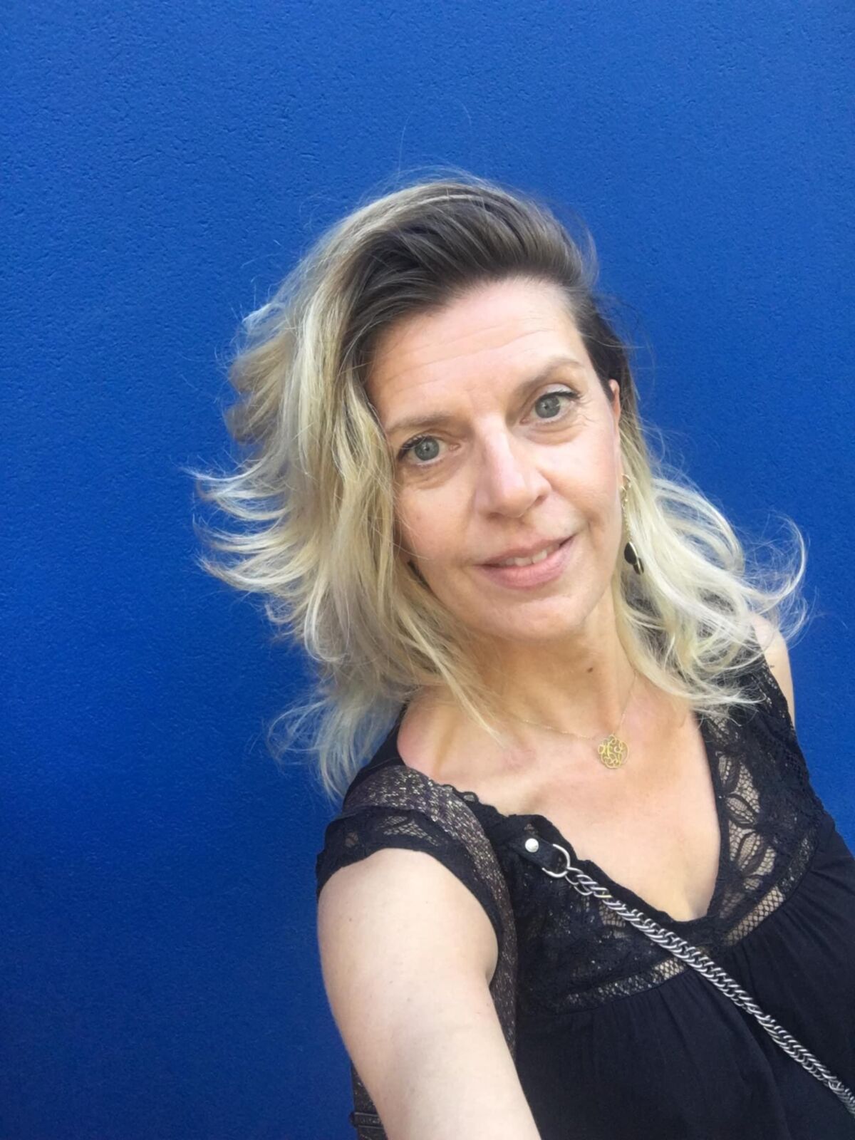 MARIE PIERRE DIT LA POUFFIASSE AU POUCE EN L'AIR